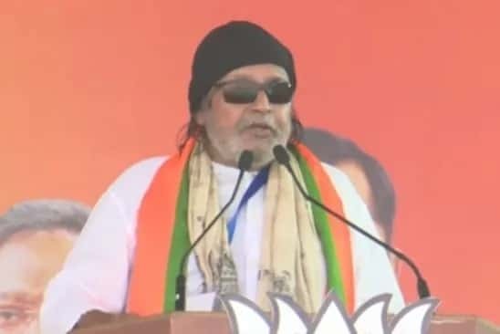 পুলিশ দলদাস, তৃণমূল কংগ্রেস তথা মমতা বন্দ্যোপাধ্যায়ের কথায় ওঠ-বস করে। ব্রিগেডের মঞ্চ থেকে ফের এই অভিযোগ করেন মিঠুন চক্রবর্তী। তাঁর হুঁশিয়ারি, ৩০ সেকেন্ডের জন্য পুলিশ নিরপেক্ষ হলে খেলা শেষ করে দেওয়া হবে তৃণমূলের।